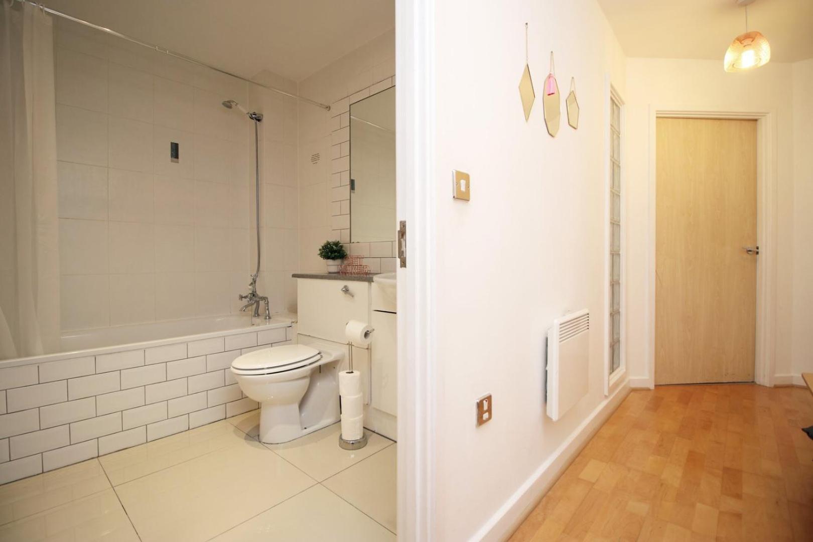 Centrally Located Spacious 2Br | Cohost Partners Cardiff Buitenkant foto